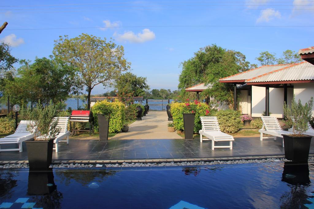 Flower Garden Lake Resort Tissamaharama Exteriör bild